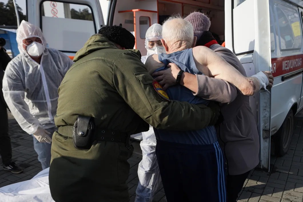Эвакуация больных после взрыва кислородной системы. Фото: Наиль Фаттахов / ТАСС