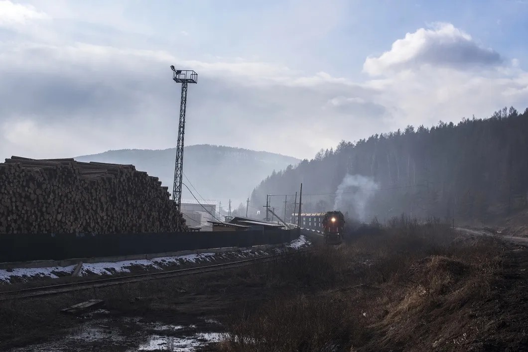 Поезд в районе станции Лена города Усть-Кут, БАМ. Фото: РИА Новости