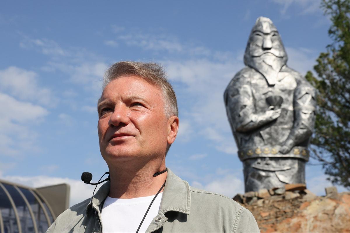 Герман Греф во время проведения экскурсии по одному из маршрутов на курорте Манжерок. Фото: Александр Рюмин / ТАСС