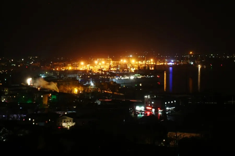 МЧС освещает световыми вышками Керчь. Фото: РИА Новости