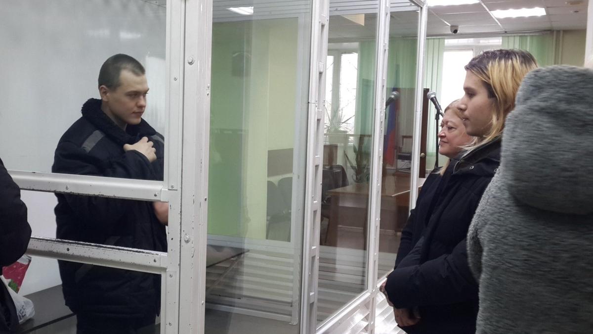 Детская улыбка и взрослые глаза