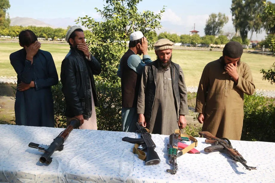 Бывшие боевики сдают оружие во время церемонии примирения в Джалал-Абаде, Афганистан. Фото: EPA-EFE