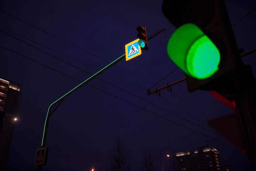Новый светофор с дополнительной подсветкой. Фото: Влад Докшин / «Новая»