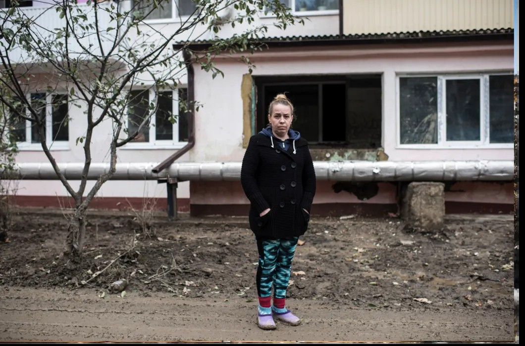 Елена напротив своей квартиры, Кривенковское. Фото: Алина Десятниченко, специально для «Новой»