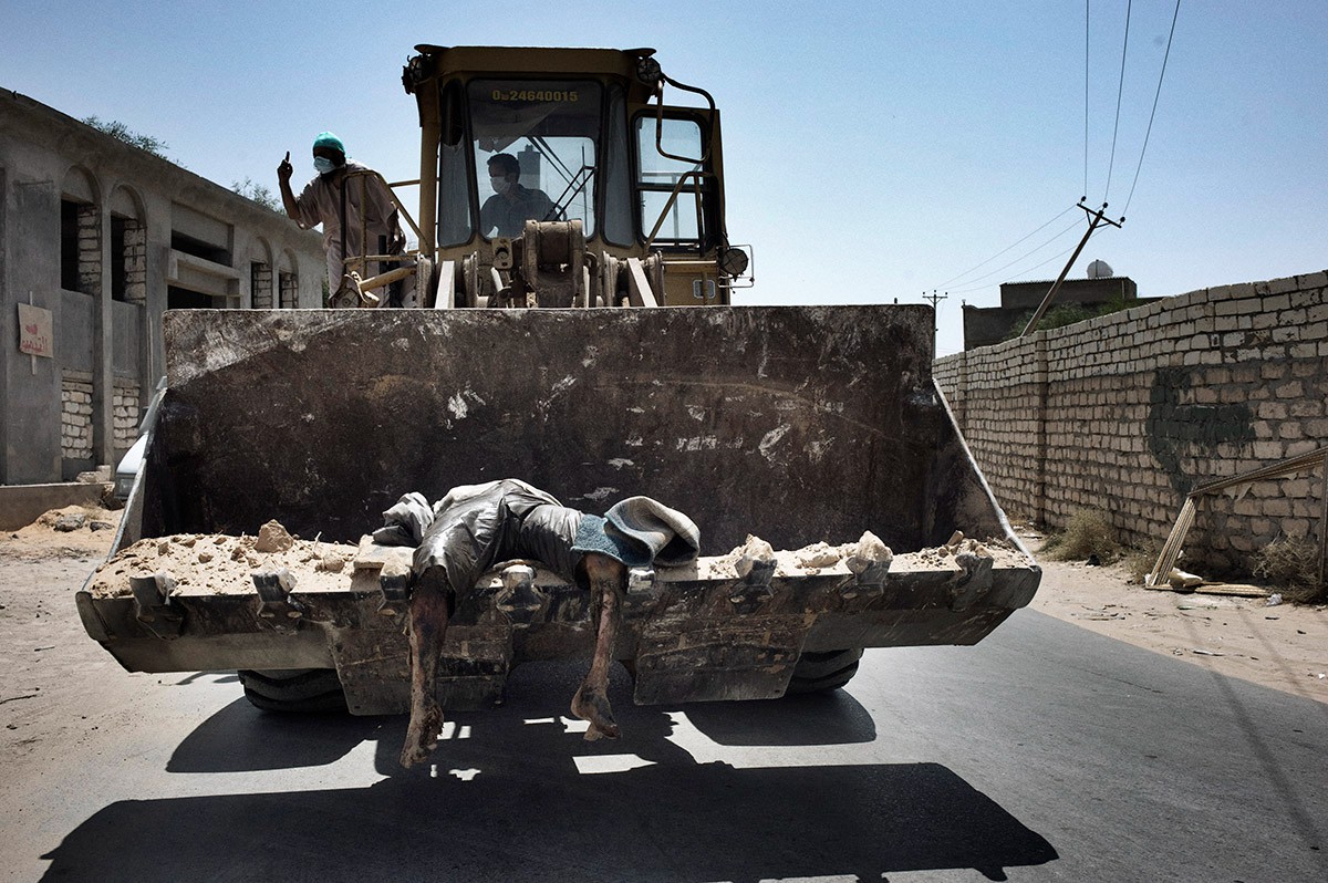 Добровольцы убирают тела с улиц Триполи. Ливия, 28 августа 2011 года. Фото: Юрий Козырев / «Новая газета»