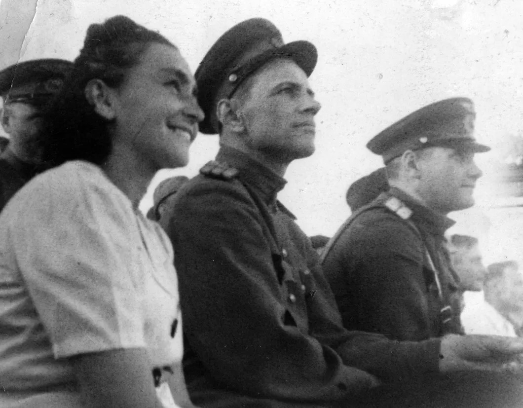 Комиссар Трассы Константин Орлов (в центре). Фото из архива