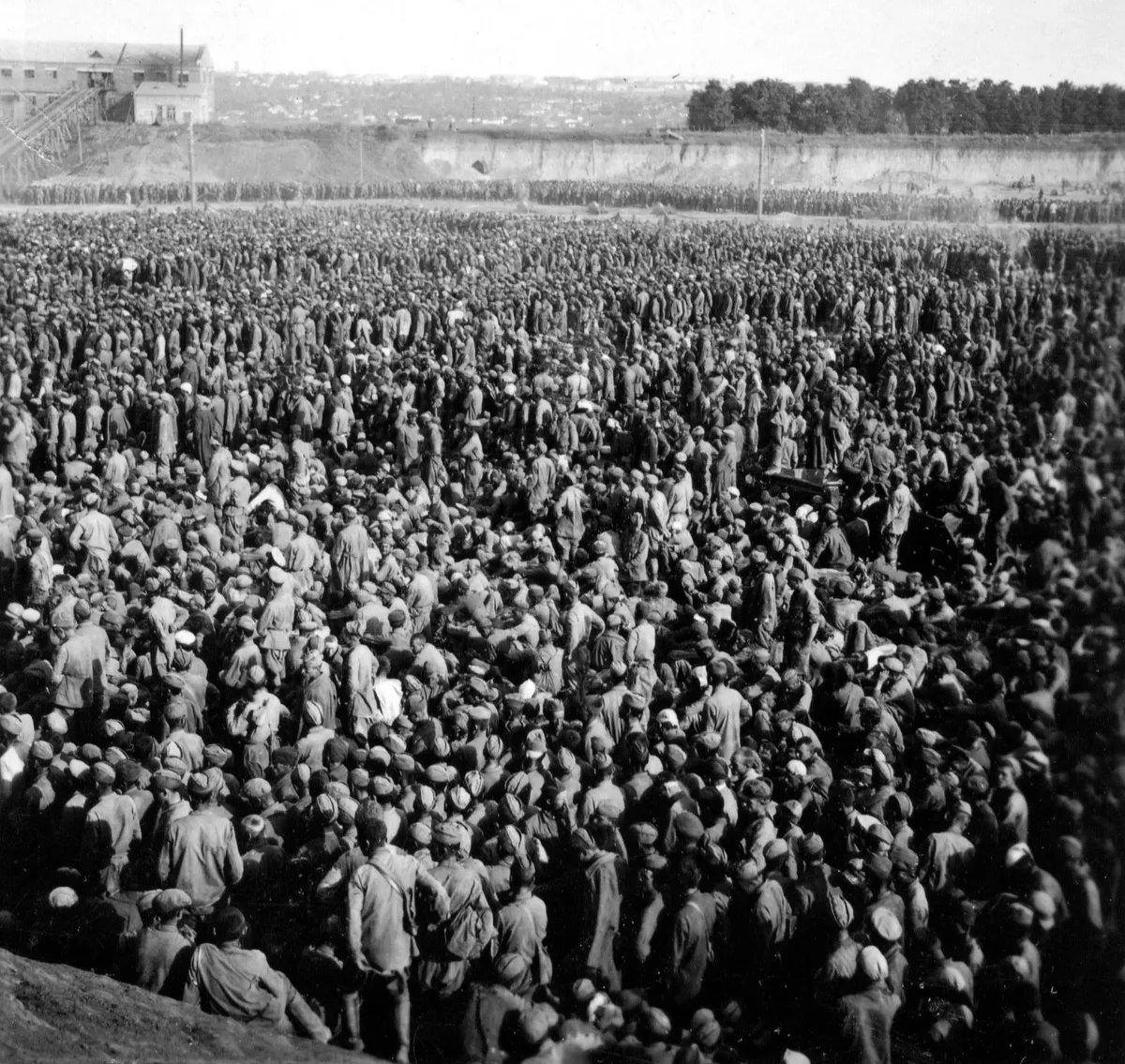 Пленные красноармейцы в глиняном карьере кирпичного завода, лагере, известном как «Уманская яма». Фото: Images of the Eastern Front