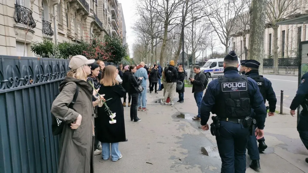 Русские в Париже вышли к посольству РФ (на фото здание справа) после известия о гибели Навального в колонии, февраль 2024 года. Фото: Юрий Сафронов / «Новая газета»