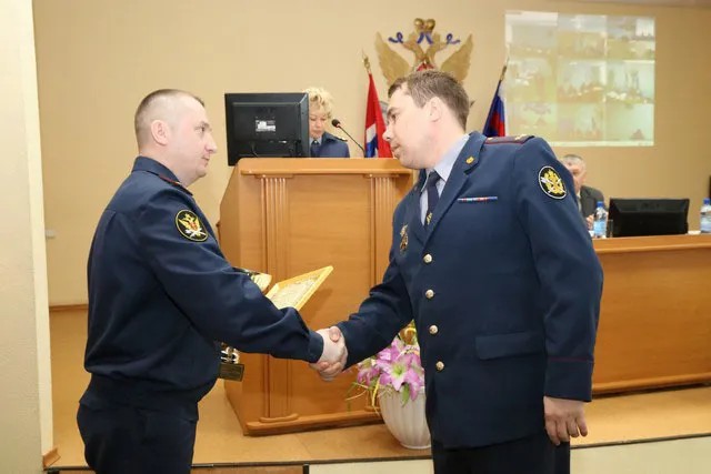 Начальнику ИК-3 Алексею Турбанову вручают сертификат «Лучшее учреждение»