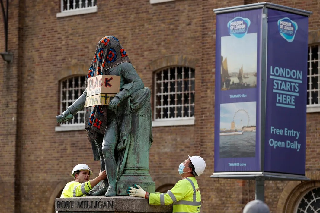 Рабочие демонтируют статую Роберта Миллигана. Фото: Reuters