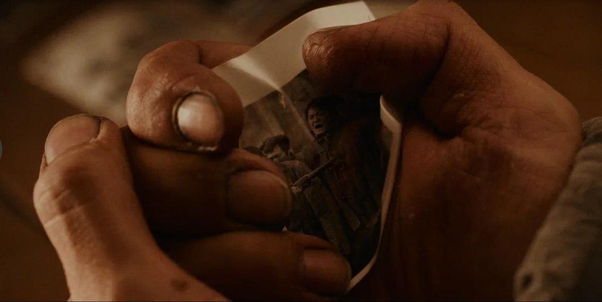 Герой фильма Лючан Су своими снимками свидетельствует о преступлениях против человечности. Кадр из фильма / kino-teatr