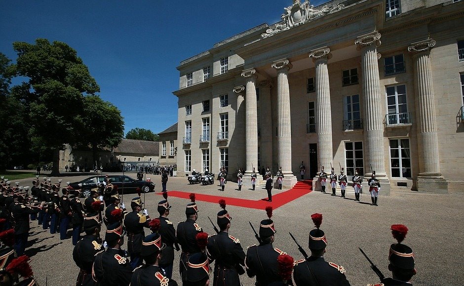 Торжественные мероприятия 6 июня 2014 года во Франции. Президент Олланд готовится встречать Владимира Путина. Фото: пресс-служба Кремля