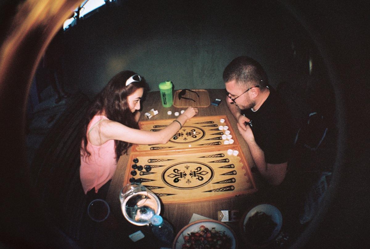 Татев и Багдасар играют в нарды во время празднования дня рождения KINODPROC. Фото: предоставлено студентами школы