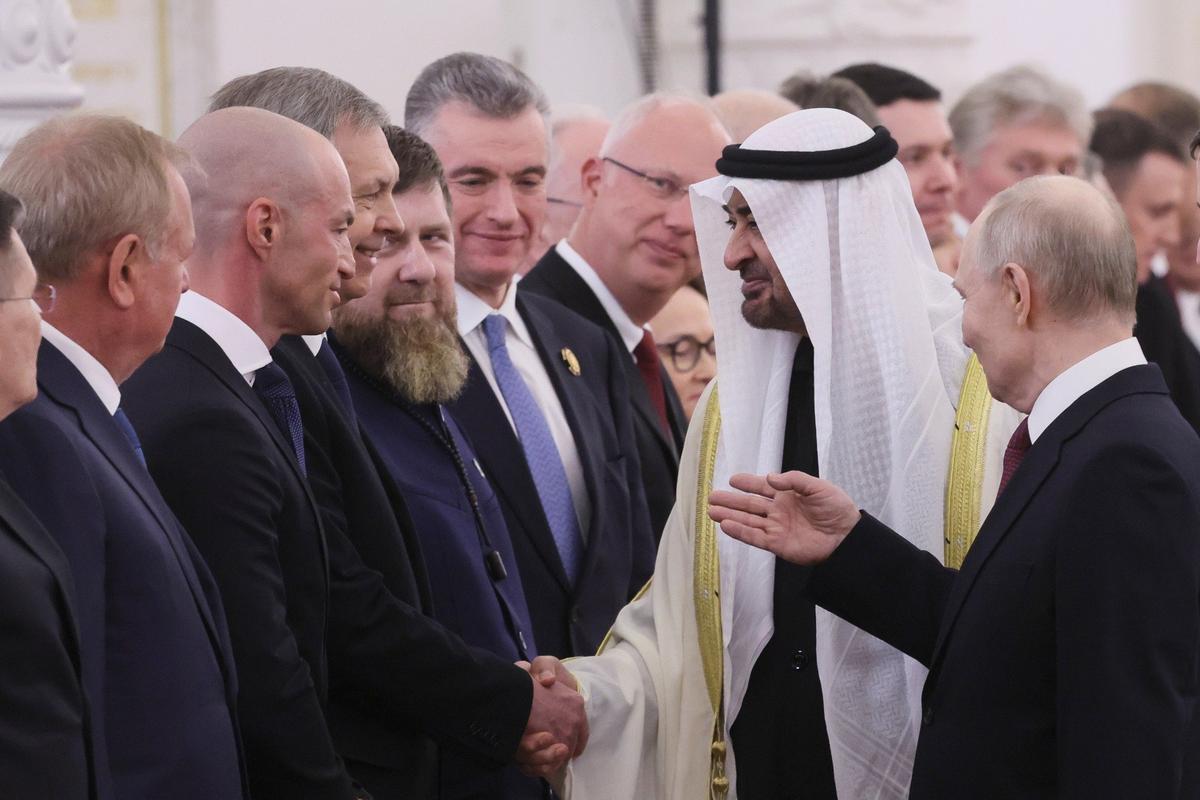 Владимир Путин и шейх Мухаммед бен Заид Аль Нахайянво время встречи в Кремле. Фото: AP / TASS