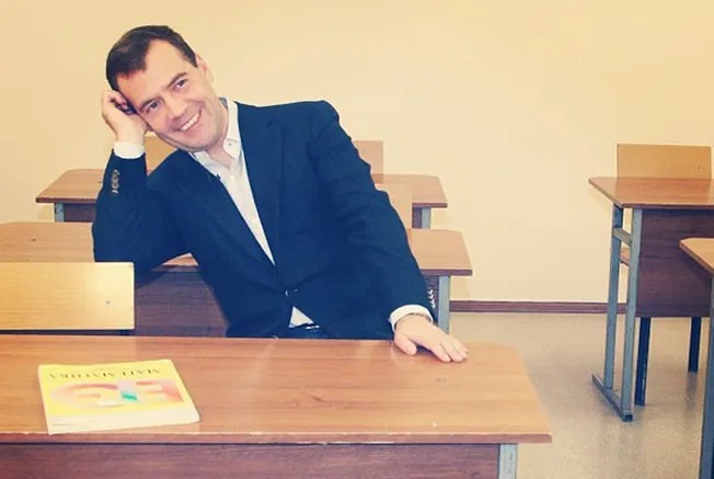 Дмитрий Медведев и школьный учебник по математике. Фото: Instagram Дмитрия Медведева