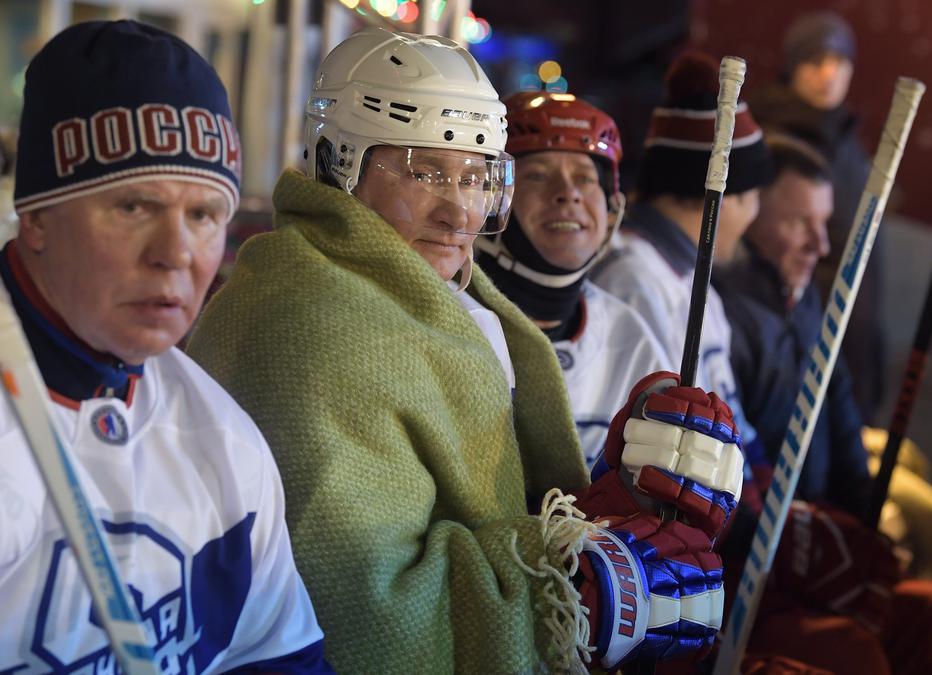 Слева направо: Вячеслав Фетисов, Владимир Путин и Павел Буре во время товарищеского матча Ночной хоккейной лиги (2018).
