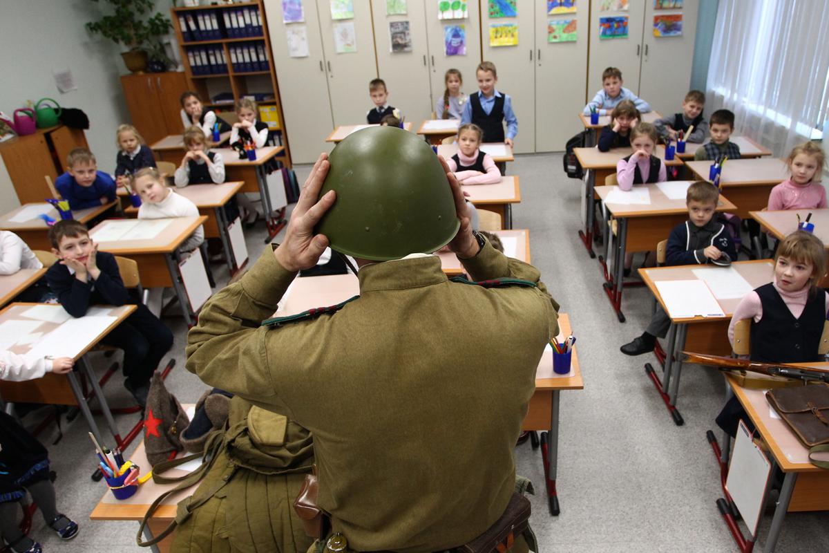 Урок патриотического воспитания в школе. Фото: Роман Храмовник / ТАСС