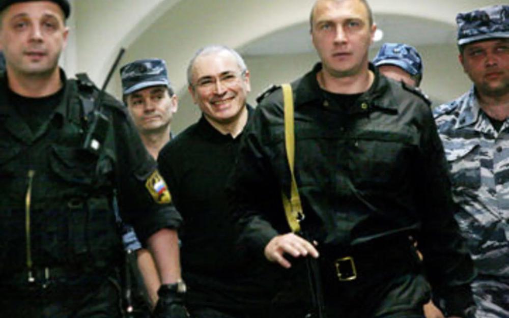 Ходорковский на трибуне. Без наручников