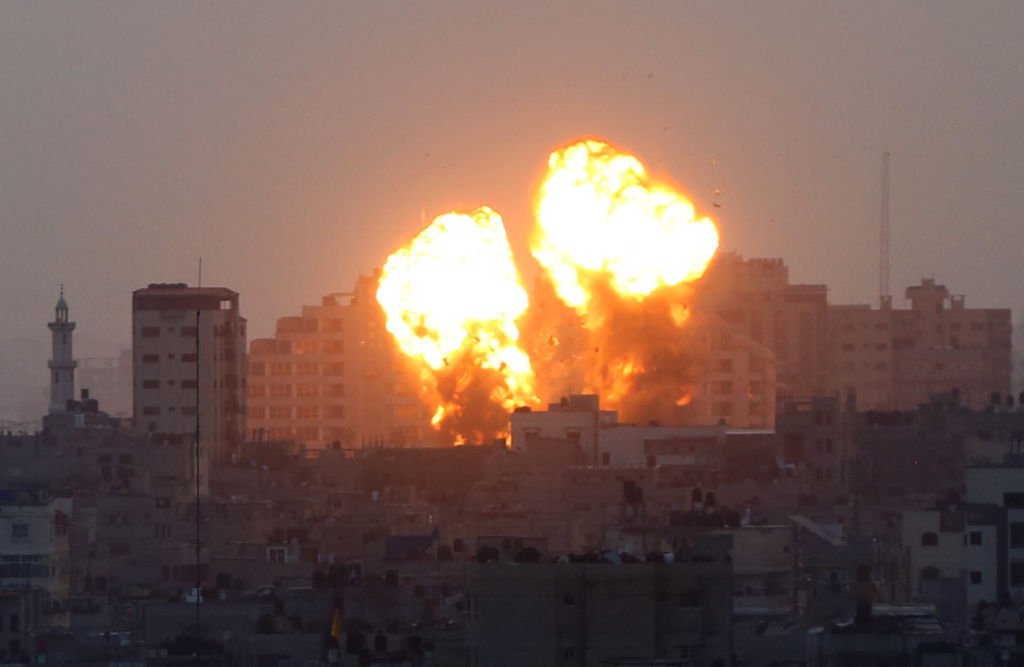 Израильская авиация наносит авиаудары по городу Газа. Фото: Getty Images