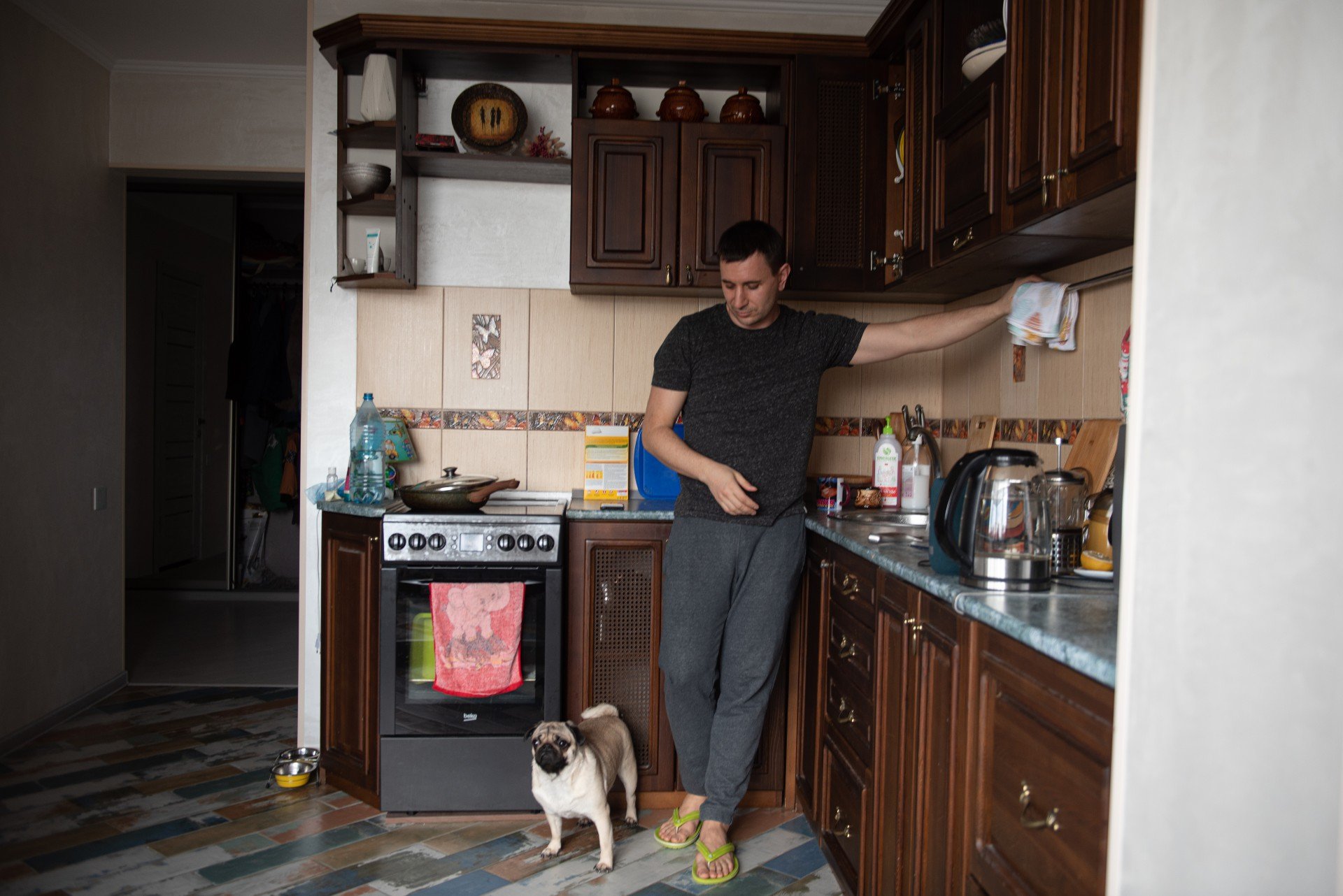 Игорь Хребин дома с мопсом Лолой. Фото: Мария Масляева