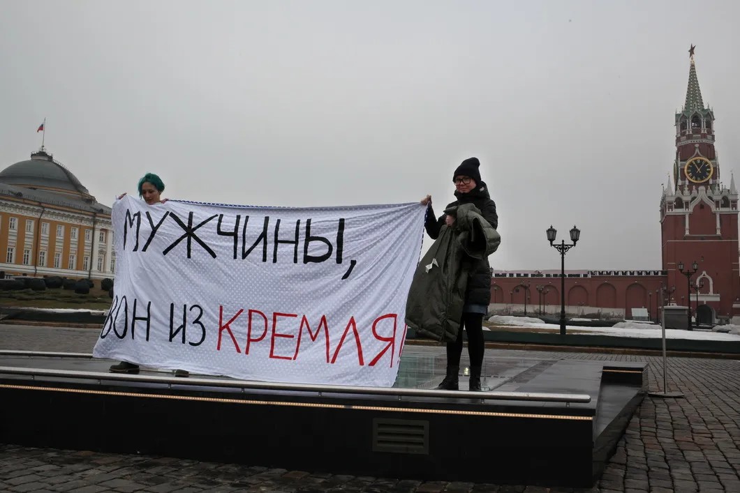 Леда Гарина (слева) во время акции. Фото: Анна Артемьева / «Новая газета»