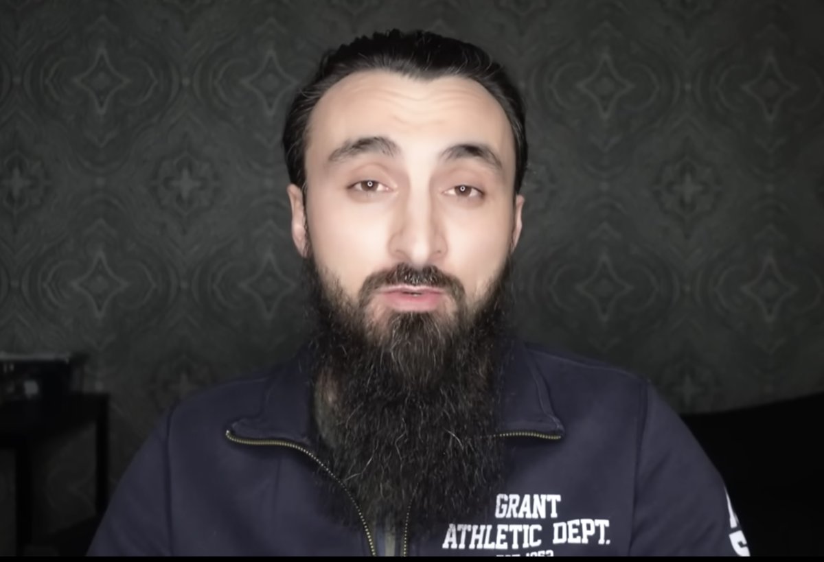 Блогер Тумсо Абдурахманов — недавно один из самых влиятельных критиков Кадырова. Кадр из видеострима