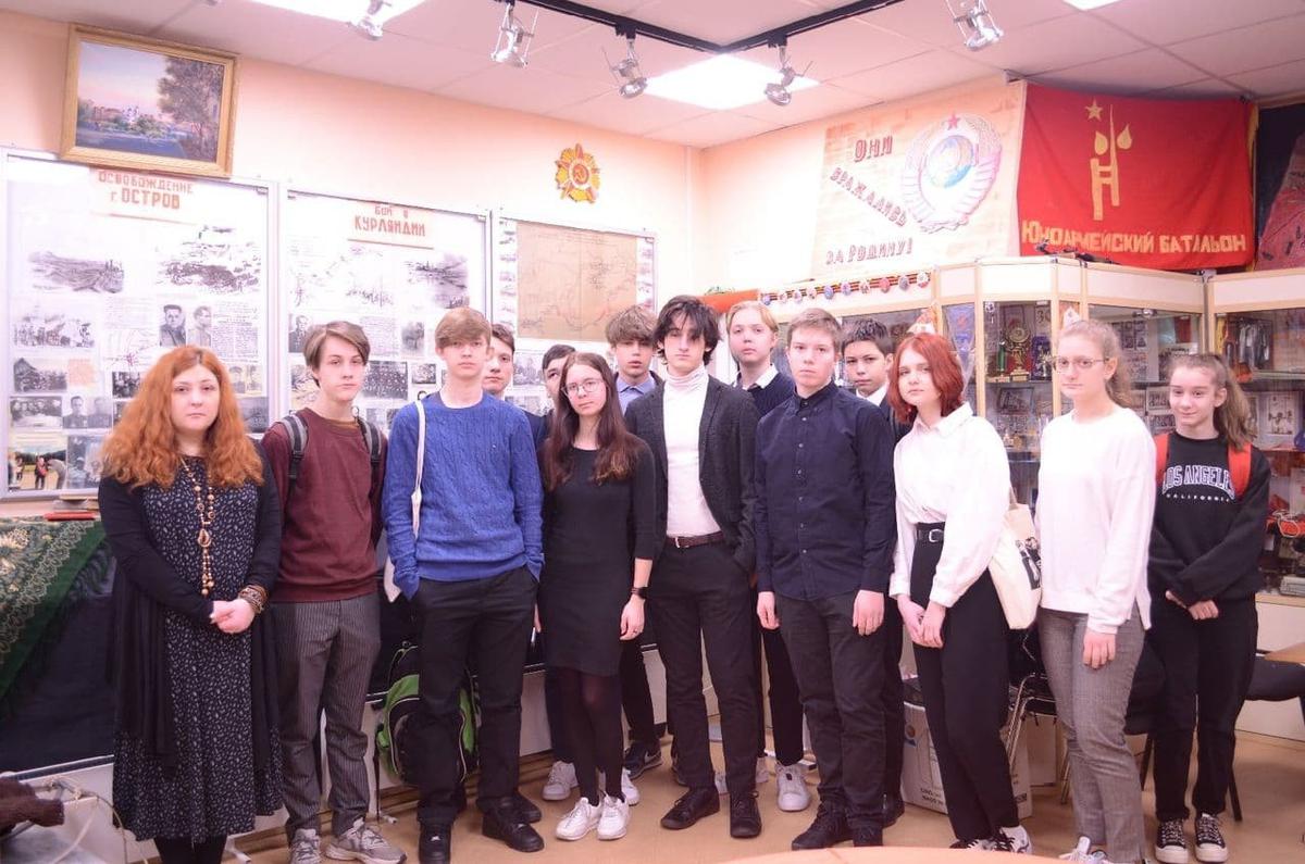Серафима Сапрыкина с учениками на открытии выставки в январе 2022 года в школе № 70. Фото с сайта школы