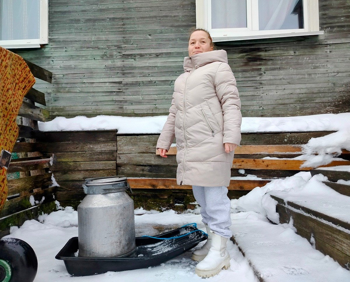 Такие бидоны с водой приходится ежедневно таскать на санках матери двух детей-инвалидов. Фото: Валерий Поташов