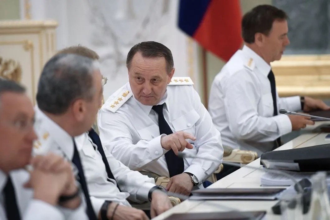 Замгенпрокурора Виктор Гринь (в центре). Фото: РИА Новости