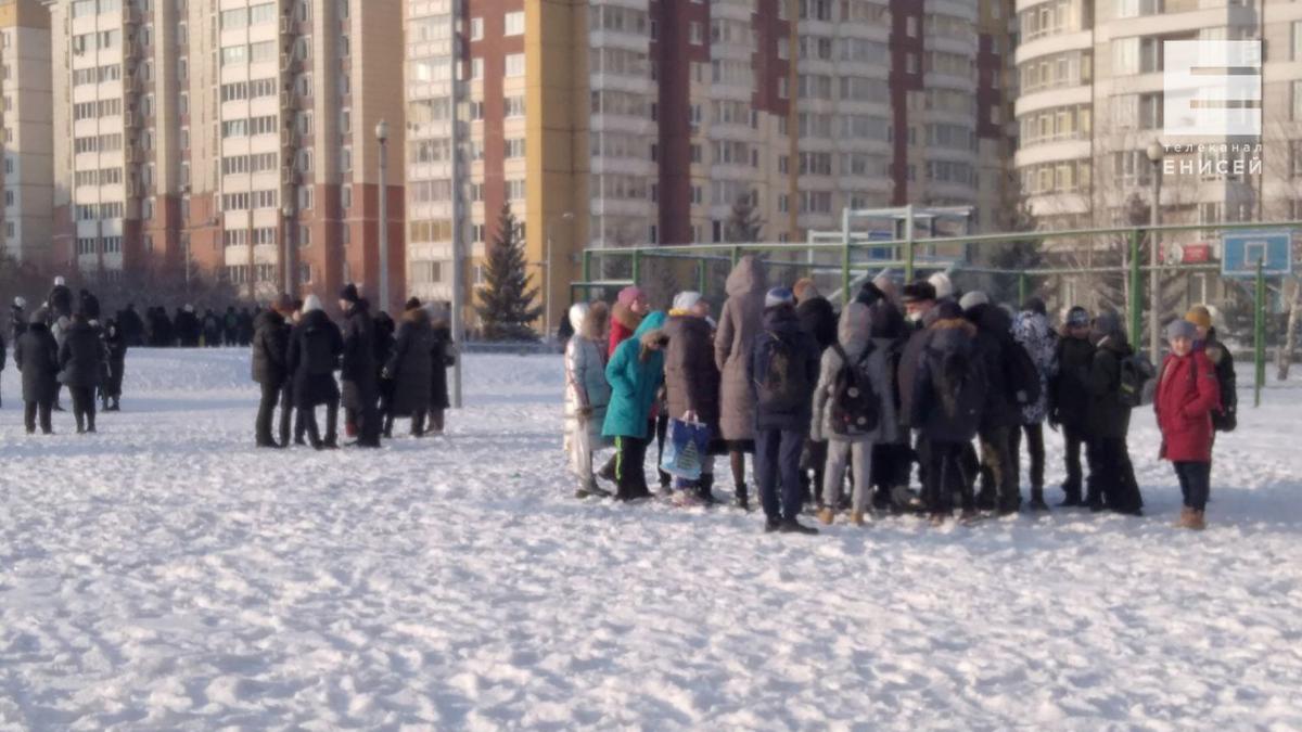 Красноярские учащиеся, эвакуированные после сообщения о минировании школы. Фото: enisey.tv