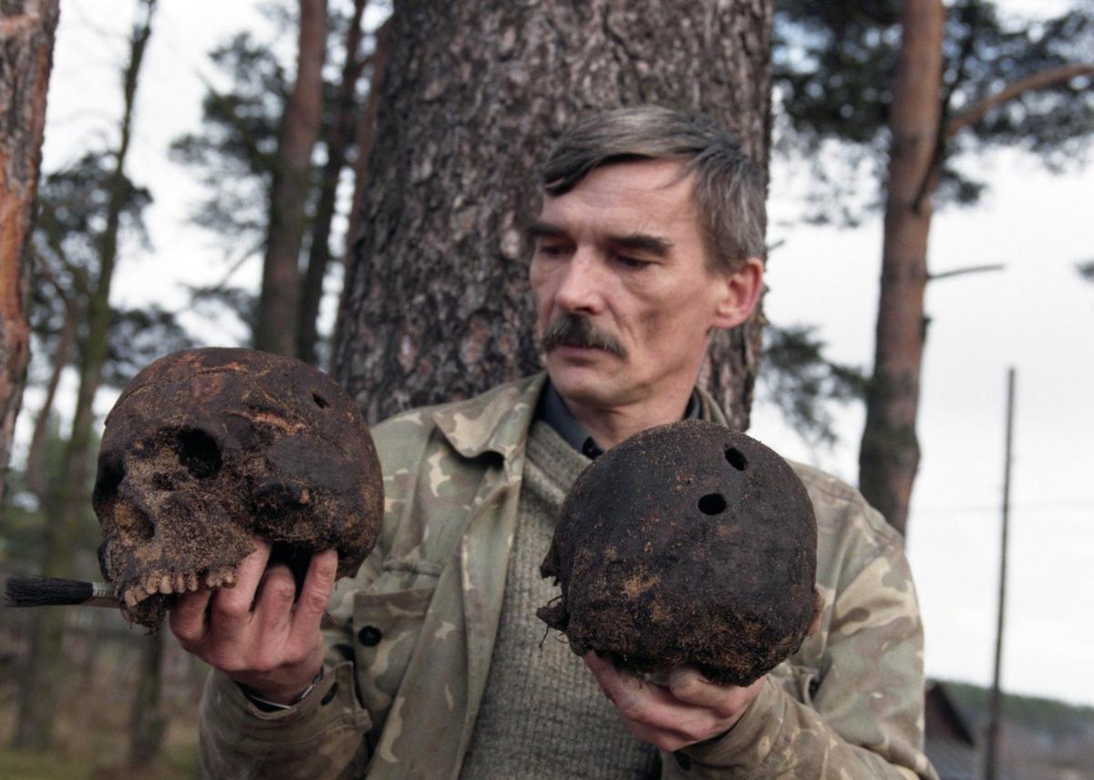 Юрий Дмитриев с останками расстрелянных в 1937 году людей. 1998 год. Фото: Семен Майстерман / Фотохроника ТАСС