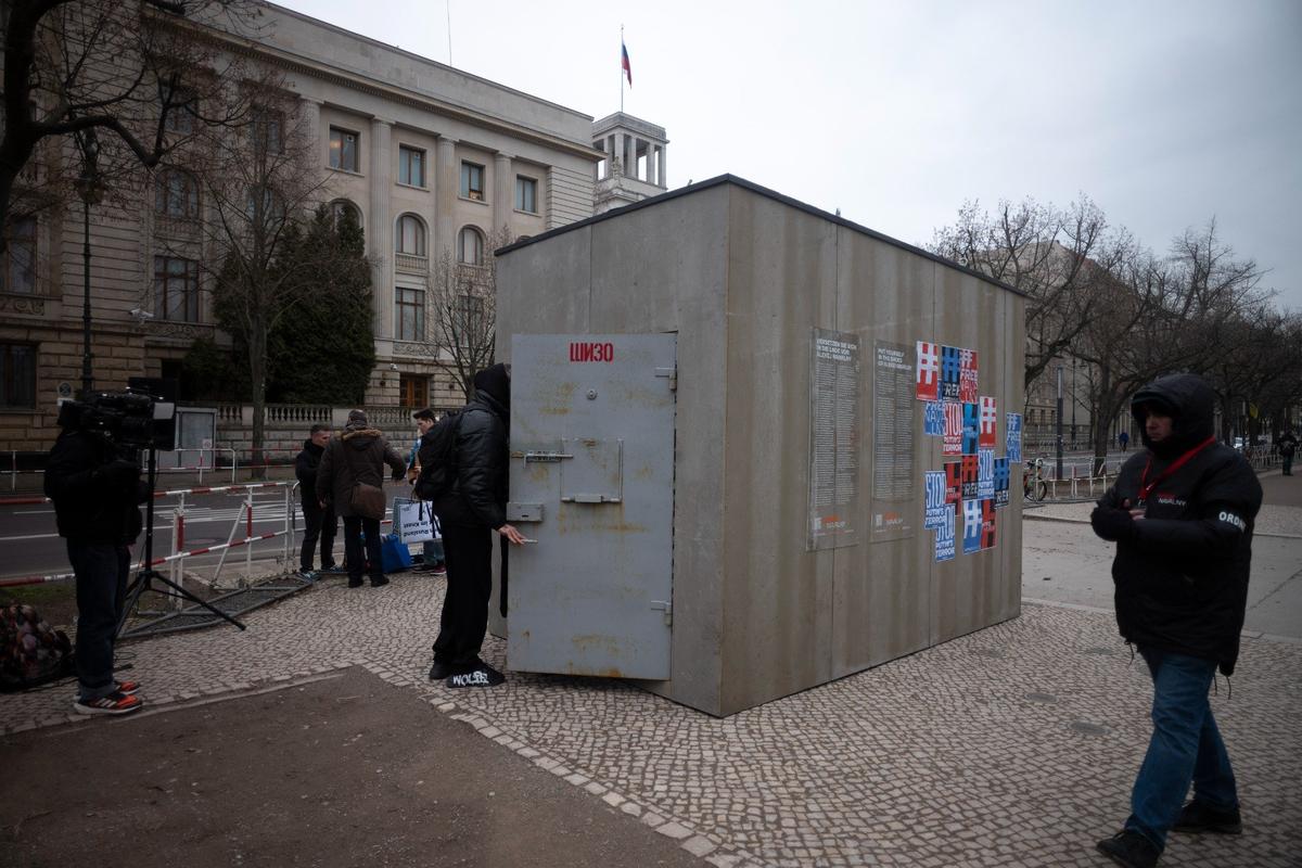 Соратники Алексея Навального установили копию тюремной камеры-изолятора, так называемой «ШИЗО» напротив российского посольства в Берлине. Фото: AP / TASS
