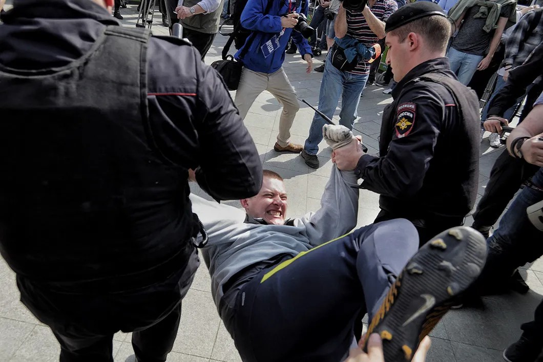 Полиция жестко задерживает молодого человека. Он пытается отбиваться. Фото: Влад Докшин / «Новая газета»