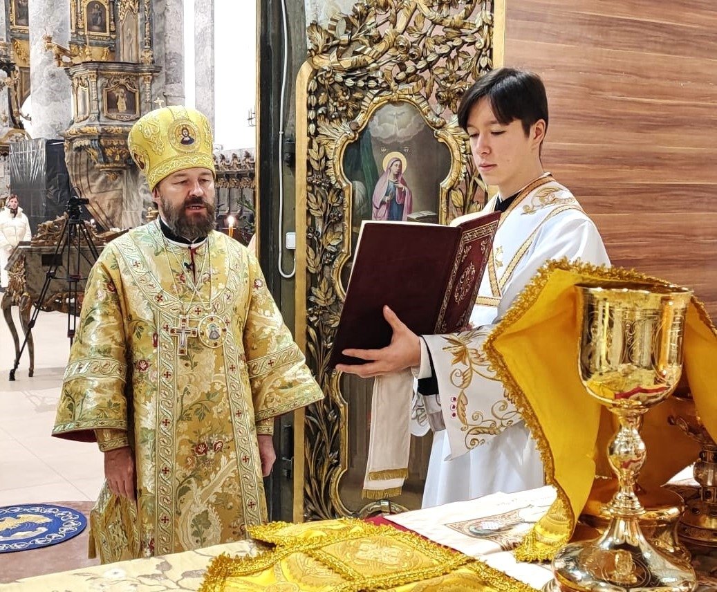 Митрополит Иларион и иподиакон Георгий Сузуки. Фото: соцсети