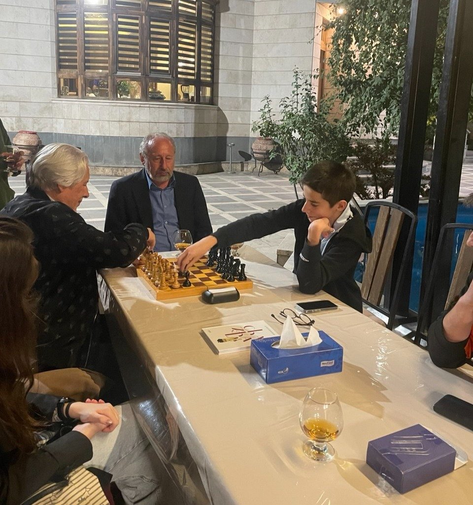 Шахматный турнир между писателем и юным гроссмейстером Сережей Склокиным. Фото: Анна Качуровская
