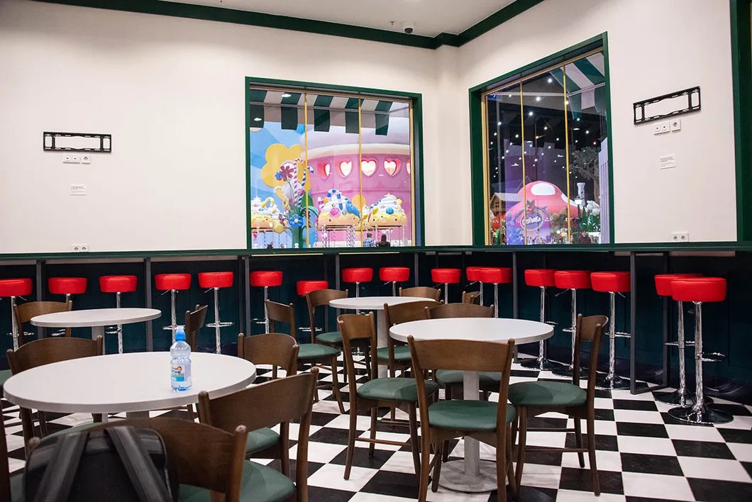 Кафе-пиццерия в тематической зоне «Черепашки-ниндзя». На стенах есть кронштейны под телевизор, но самих телевизоров нет. Фото: Виктория Одиссонова / «Новая газета»