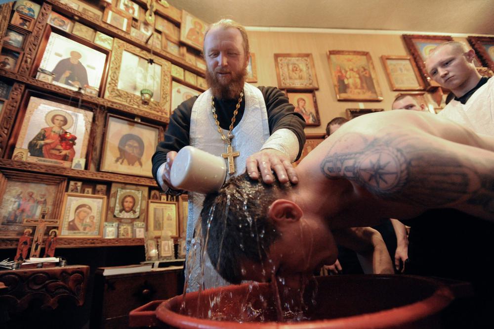 Священник проводит обряд крещения в колонии. Фото: РИА Новости