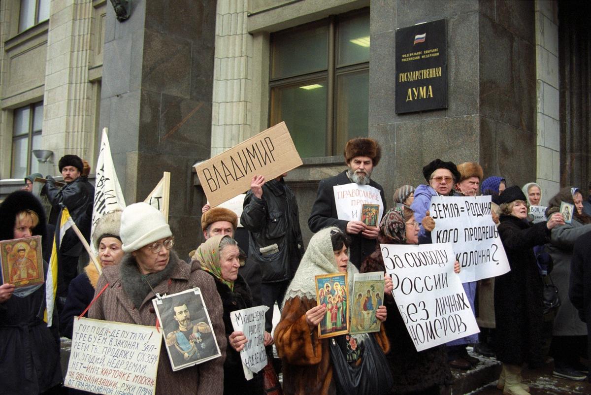 Активисты общественного движения «За право жить без ИНН» выставили пикет у здания Государственной Думы РФ. Фото: Николая Малышева / ИТАР-ТАСС