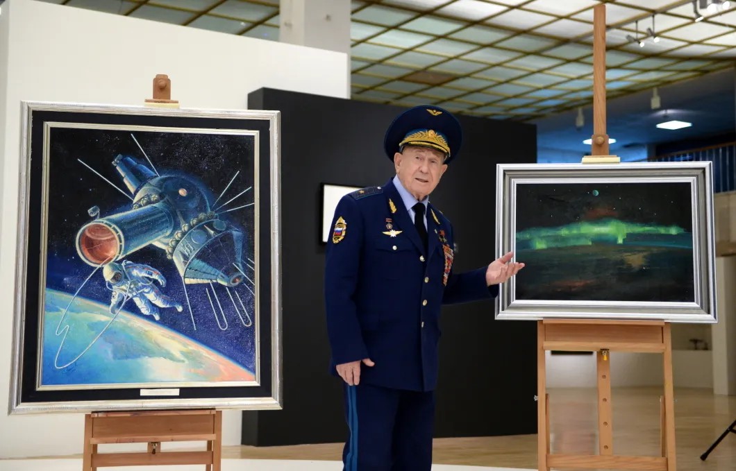 Алексей Леонов и две его картины, подаренные Третьяковской галерее. Фото: РИА Новости