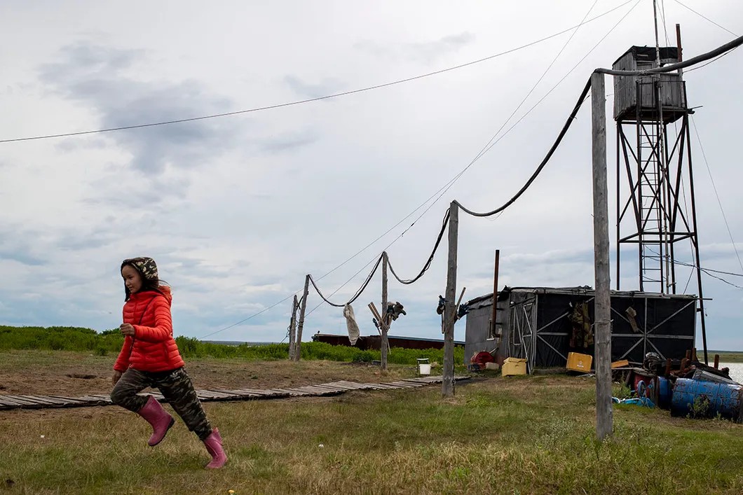 Victoria Elagir. Senkin Point, Pyasina River. Photo: Yury Kozyrev, Novaya Gazeta