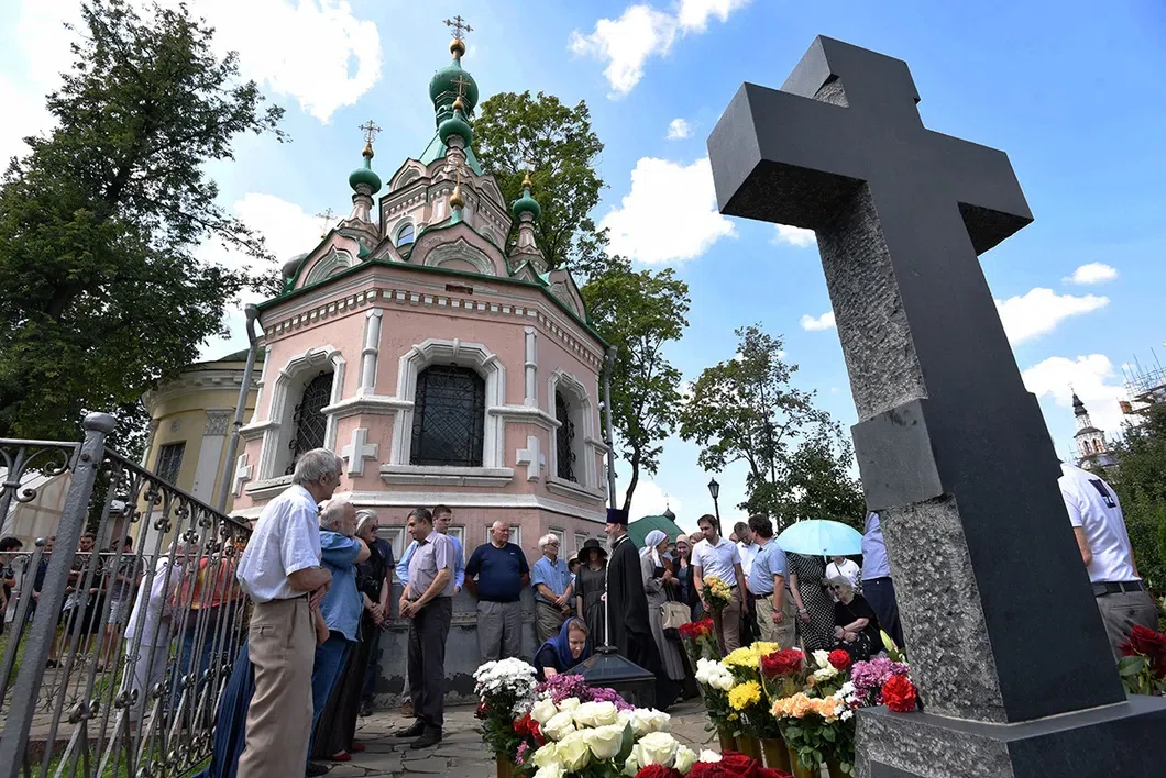 Могила солженицына на донском кладбище фото