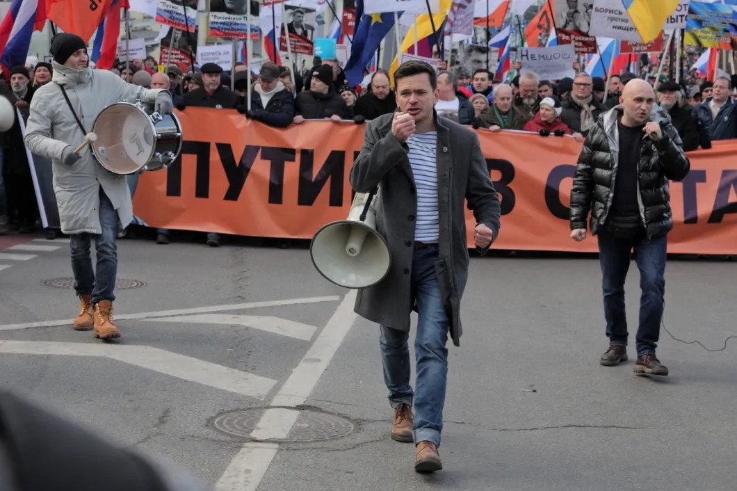 Илья Яшин: «Кадырова на нары! Путина в отставку!». Фото: Влад Докшин / «Новая газета»
