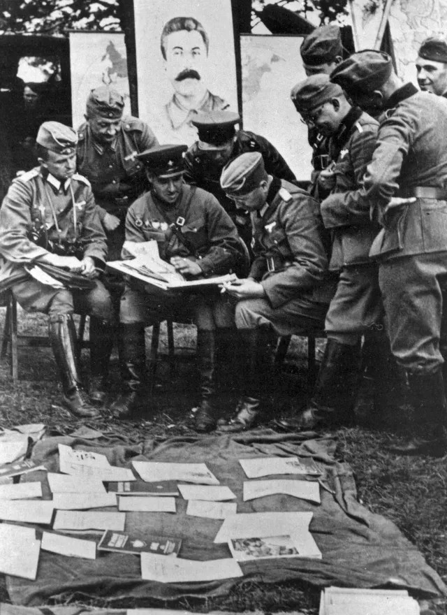 Немецкие военные беседуют с командиром советского танкового полка под Брестом, 1939 год. Фото: РИА Новости