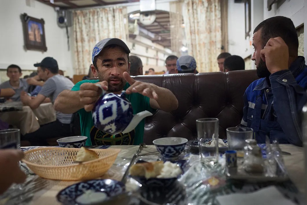 Красавчик с друзьями в узбекском кафе. Фото: Анна Артемьева / «Новая»