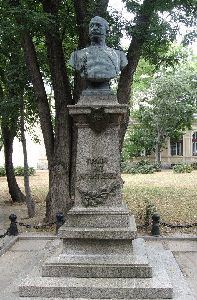 Памятник графу Николаю Игнатьеву. Фото: архив