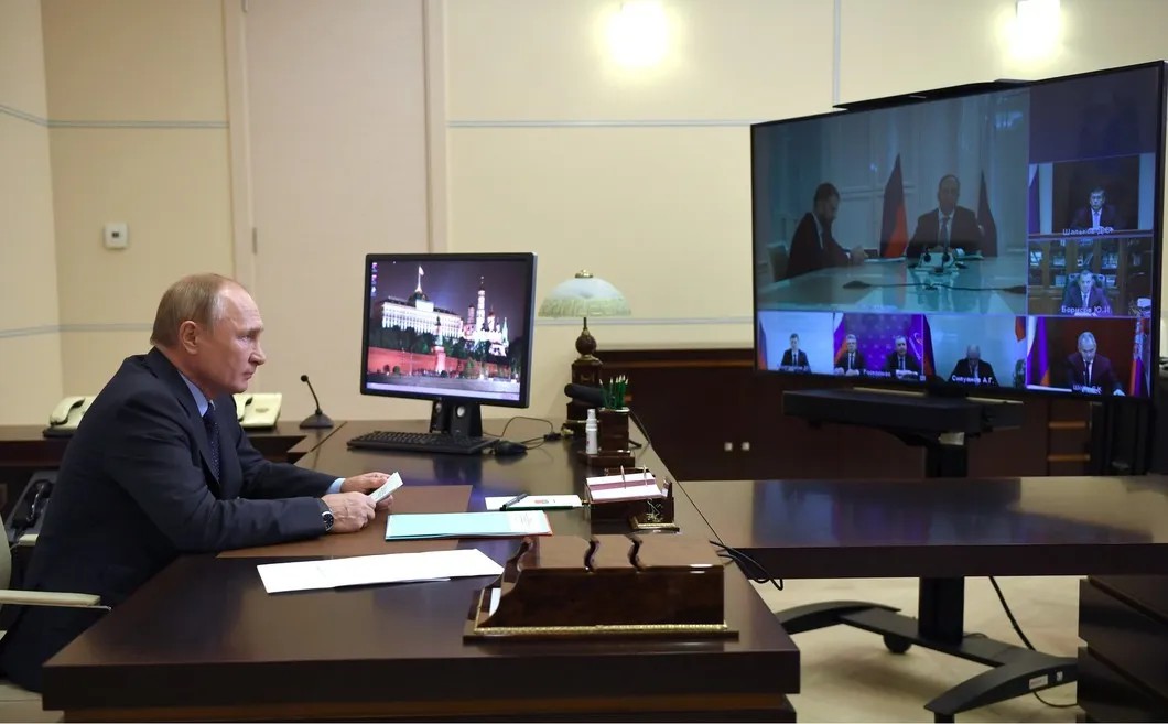 Владимир Путин во время совещания в режиме видеоконференции по вопросам финансирования и развития ракетно-космической отрасли. Фото: РИА Новости