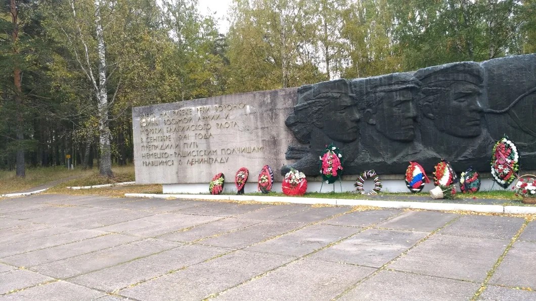 Памятник погибшим морякам. Фото: Валерий Ширяев / «Новая газета»