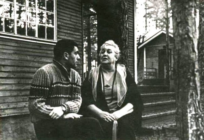 Анна Ахматова и Анатолий Найман в Комарово. 1964 год. Фото: akhmatova.org
