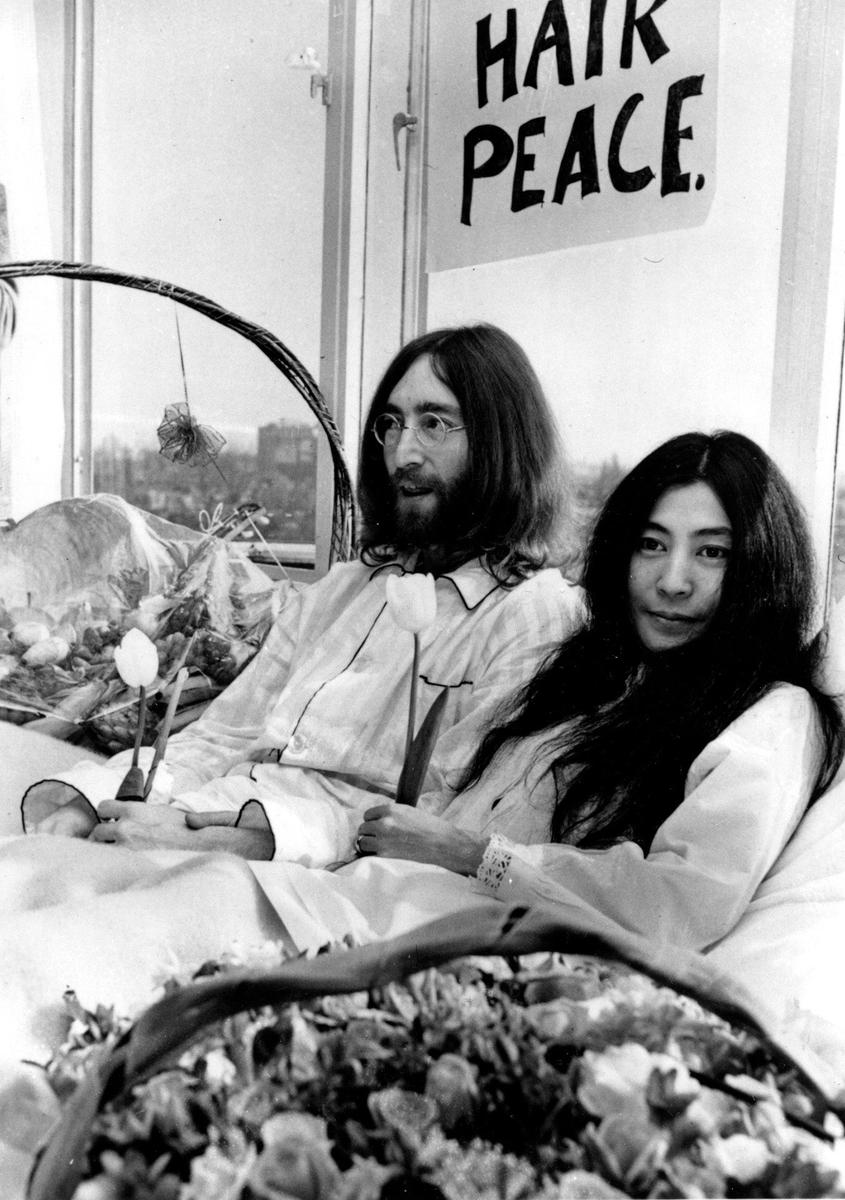 Джон Леннон с супругой Йоко Оно во время акции протеста «В постели за мир» против войны во Вьетнаме в отеле Hilton в Амстердаме. Фото: ASSOCIATED PRESS