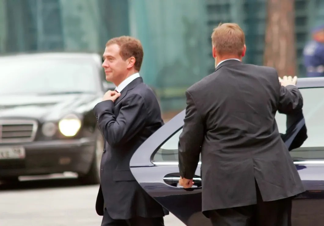 Дмитрий Медведев и сотрудник ФСО, 2006 год. Фото: РИА Новости